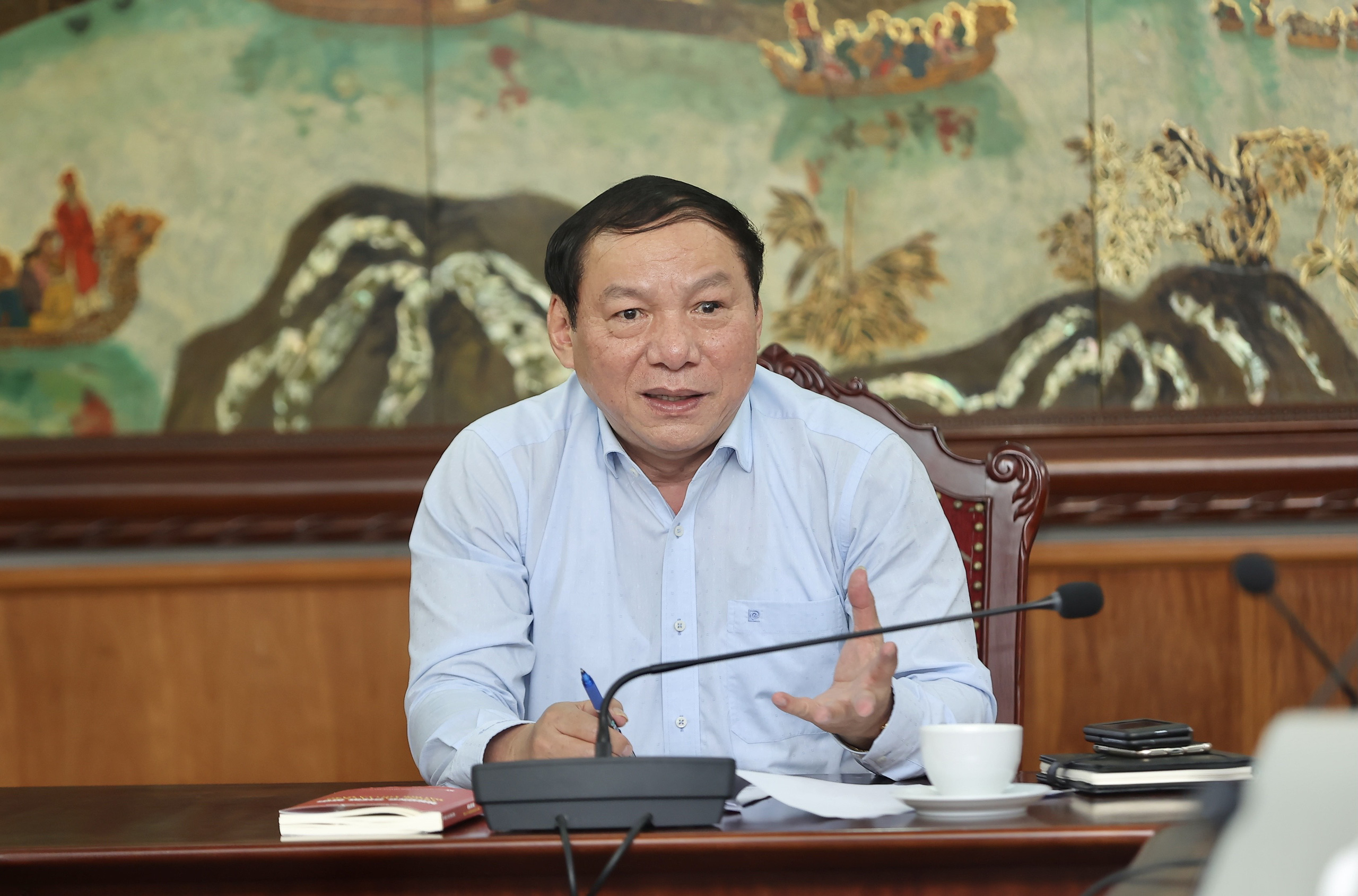 Thứ trưởng Bộ VHTTDL Nguyễn Văn Hùng tại buổi làm việc